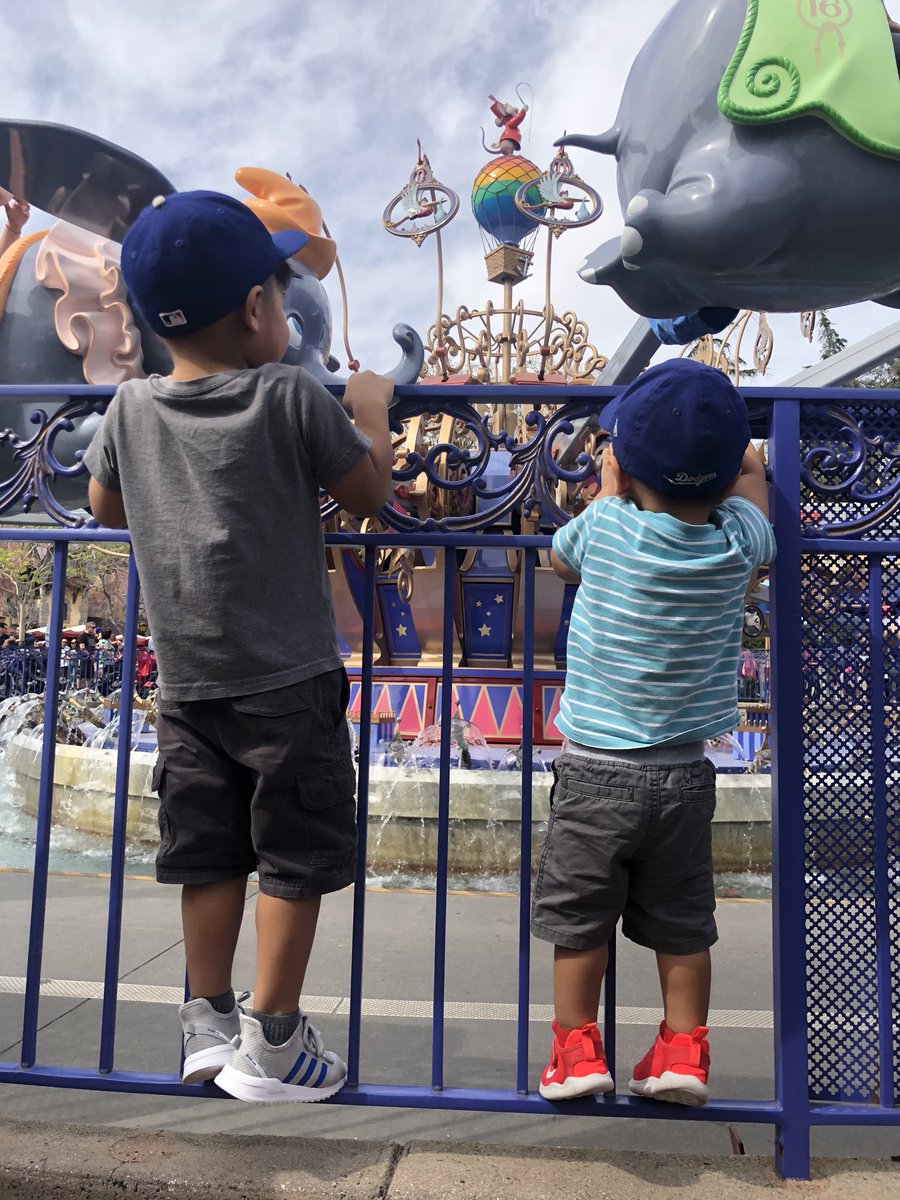 walter_je2's tweet photo. #disney #disneyland #california #californian #kidsadventure #dodgers #dumboride #addidas #nike #echeverria https://t.co/U7mDlW0iAl