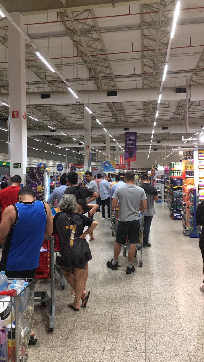 LucianoCosac's tweet photo. Mercado Extra de Brasília/DF -23:30 horas do dia 11/03/2020 - Mercado Lotado #brasilia #coronavirus #COVID19 https://t.co/V9VOjZoONL