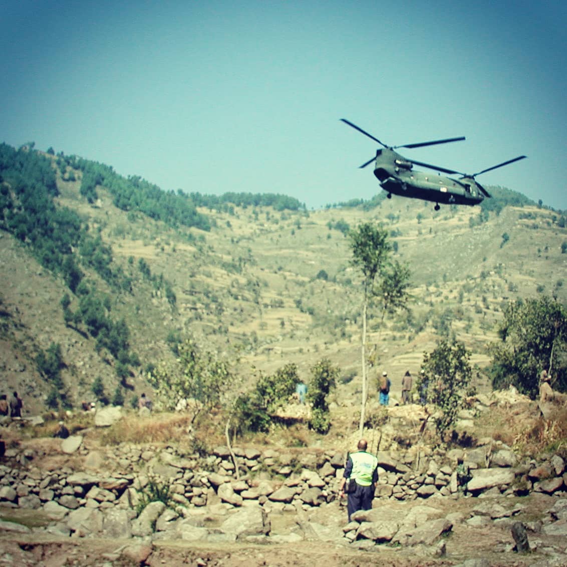 ERTSAR's tweet photo. That's our @SijoGaryFoo calling the USAF PJs near Afghan Border of Pakistan in the Allai Mountains. 

We had many patients. We were in an EQ. We needed an urgent Exfil. 

These amazing professionals came for MedEvac. Air Force Pararescue Jumper Troy Arce &amp; his Crew!

#pedro #pj https://t.co/vN97mh0uJN