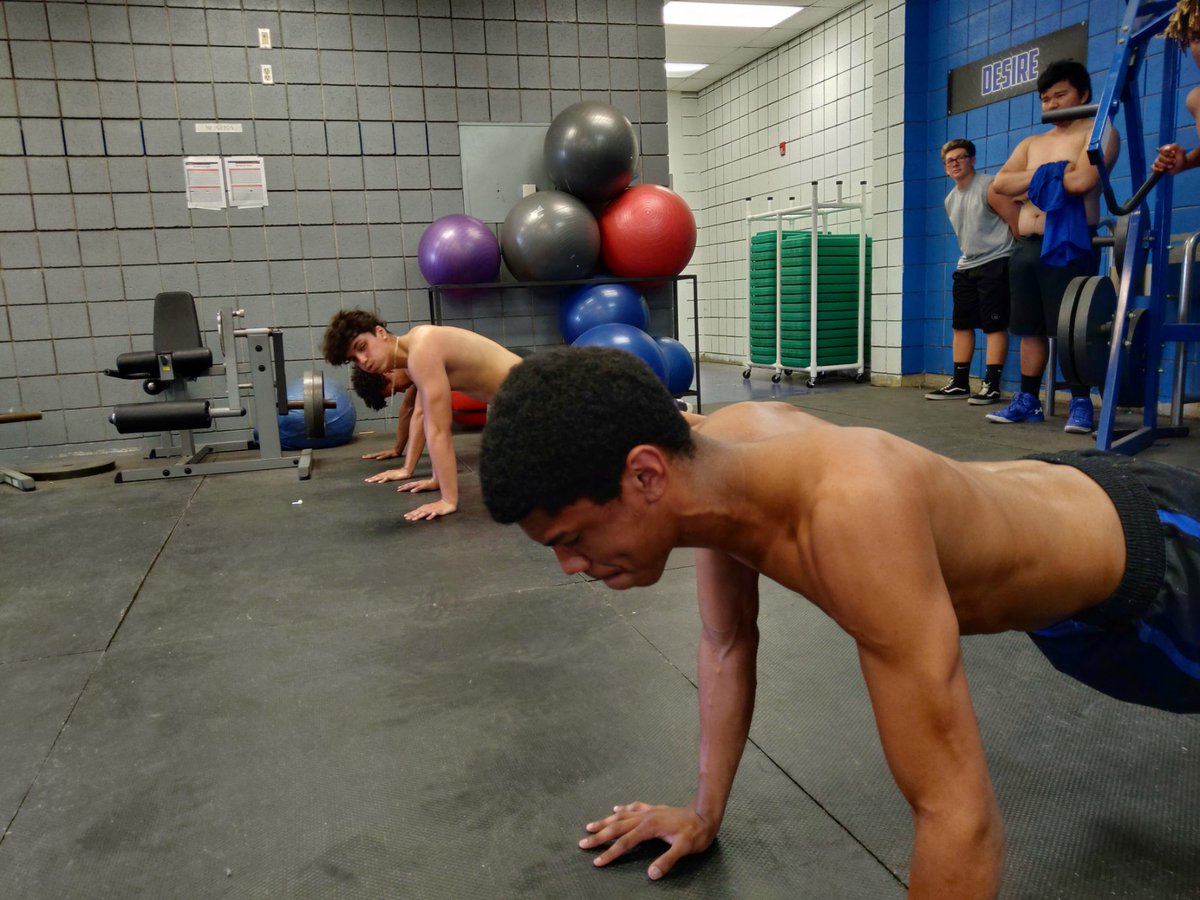 HDubFootBall's tweet photo. After a tough workout how about some pushup planks to finish out the day. Thats not enough ... lets see who has DESIRE. 8 min later we have the last guy go down. https://t.co/kUkNOluPNN