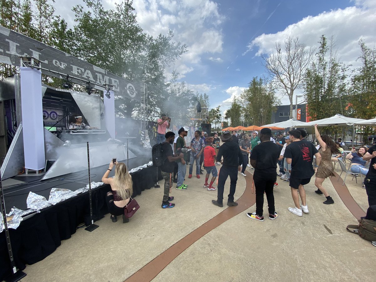 itsYazfranco's tweet photo. World: Shut down due to #CoronavirusPandemic 

Meanwhile @ #FullSailHof : https://t.co/3zCAKnK7WP