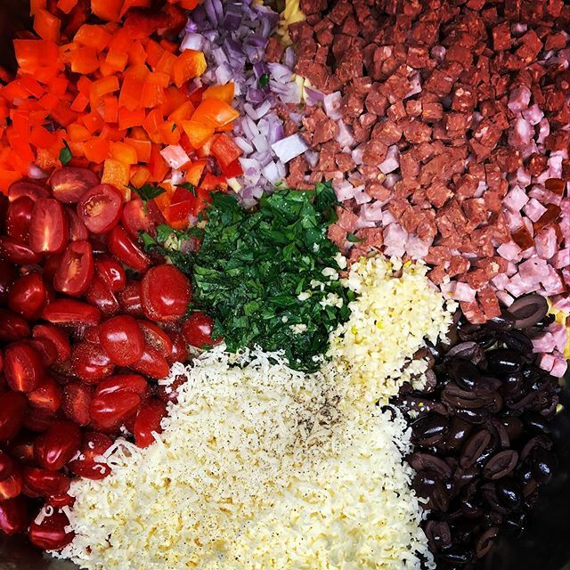 The moment before a salad is mixed #italianpastasalad #italiansalad #studentlearning #saladsofinstagram #saladecomposée #italianfood #freshingredients #culinaryarts #culinaryschool <a href="/cmhsrams/">Central Memorial High School - CBE</a> @pvacentral #ctcyyc #saladart ift.tt/2Q5mYH2