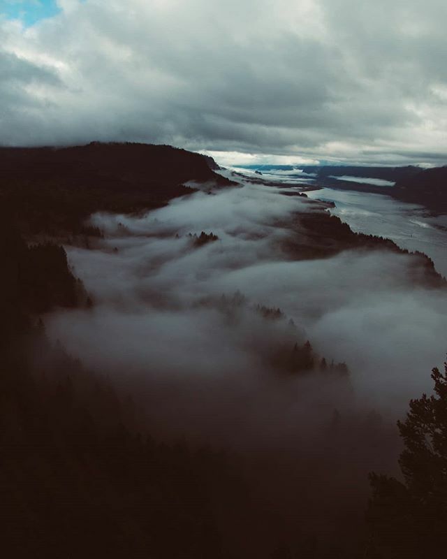 The clouds drifted over and through the trees. They tried not to touch the water #CapeHorn #Prindle #SkamaniaCounty #Washington #WashingtonExplored ift.tt/2wRP2Xj