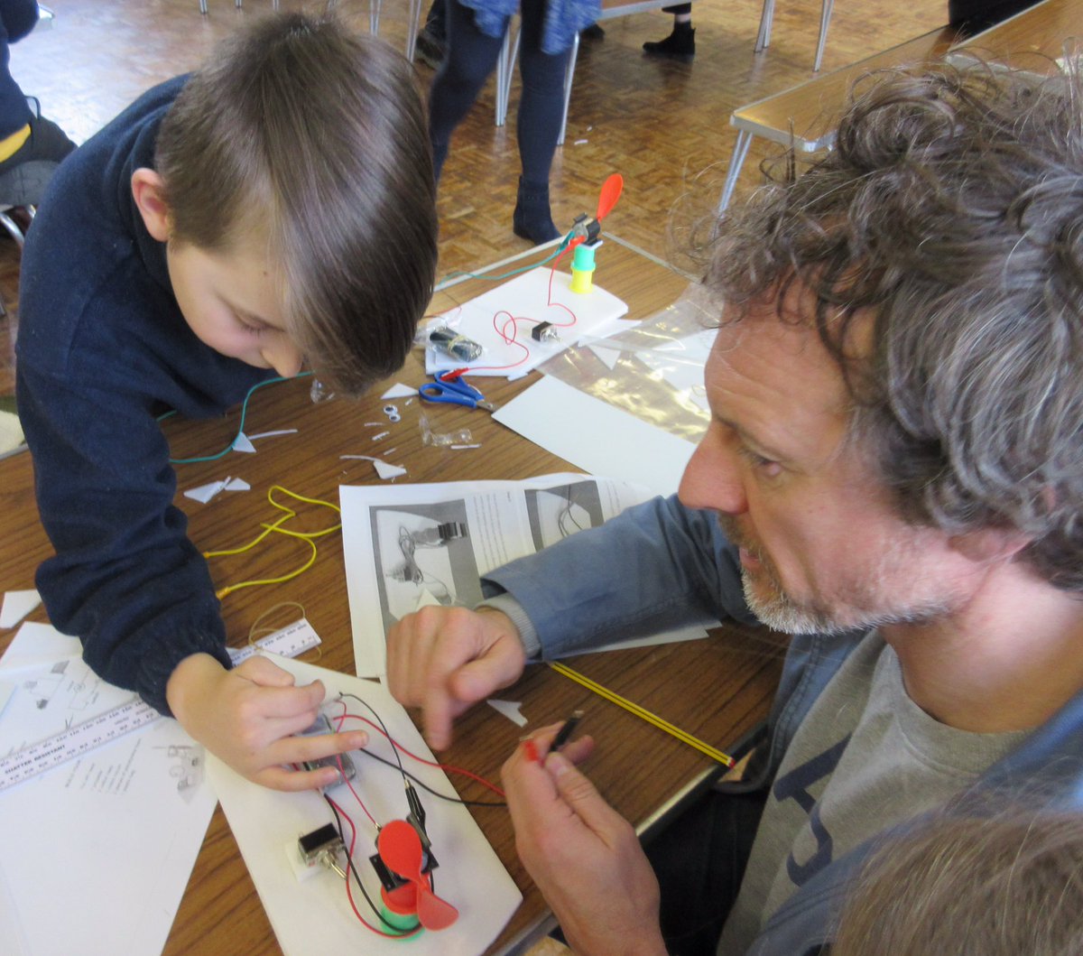 SandwichJunior's tweet photo. Everyone had an amazing time at the workshop and we hope that all the children will continue to explore and experiment with the resources that they took away today.#scienceweek #fanboat.          #❤️science https://t.co/1Pe5egyBjp