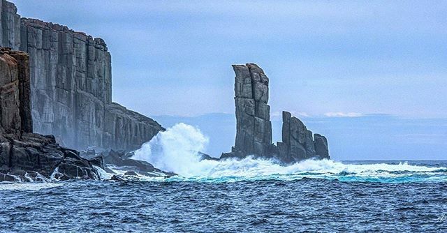 You never know what nature might turn on when out and about on our yellow boats but rain or shine it is always spectacular.  @photography_by_nikki_long said it was a little tricky (but super fun) taking this shot on the Tasman Peninsula with a bit of sea… ift.tt/3aOVqxu