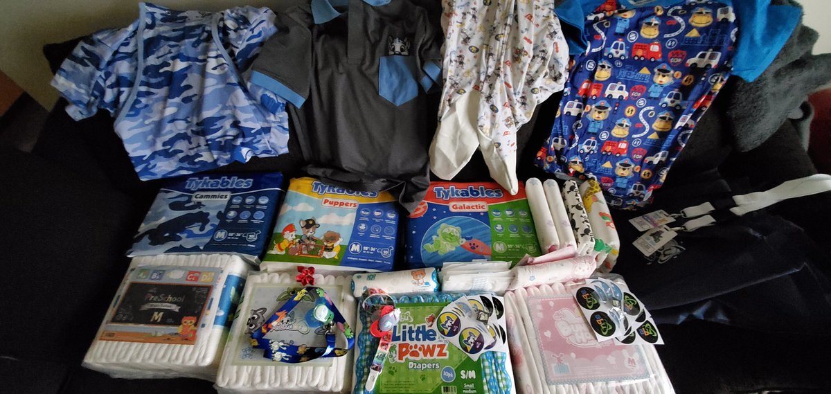 DBCayden's tweet photo. My treasures from #CapConX time to organize a little bit :D https://t.co/CW8ZefbfnV