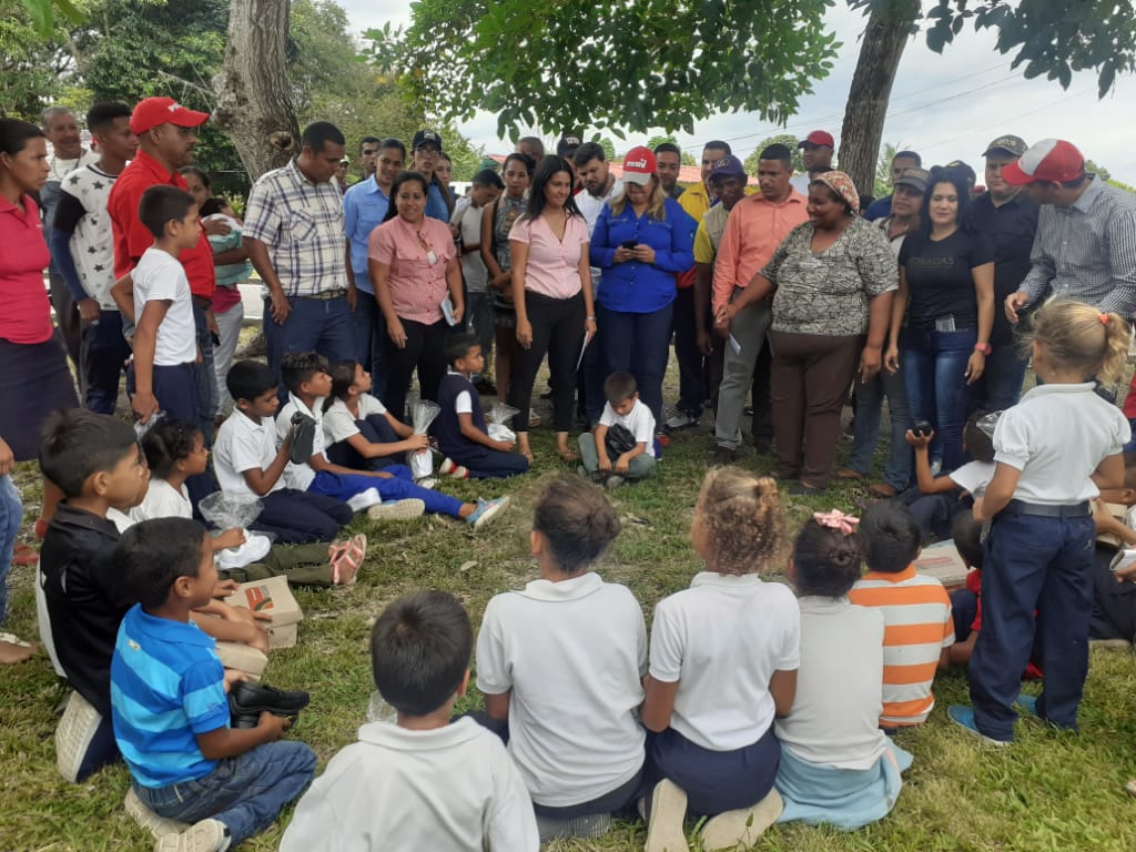 MariaVallenil15's tweet photo. Gob @yelitzePSUV_ En Depliegie  #RutaDeLaVictoria2020 desde M/Bolívar @CaripitoBolivar @FsmMonagas @apcpsuvmonagas  seguimos  al lado del Pueblo, brindandoles protección y Amor,. No existe imperio, que pueda con los hijos de Chávez y de @NicolasMaduro @dcabellor @psuvaristobulo https://t.co/1EjiHls0xD