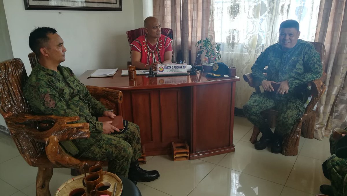 PNPMtProvPPO's tweet photo. The OIC, PCOL HOMER M PENECILLA meets the Paracelis Mayor Hon. Marcos G Ayangwa.
#TeamPMP
#WeServeAndProtect
#PNPKakampiMo
@rwinp88
@PNPChiefGamboa
@RCADDPROCOR1
@davylims
@penny_home https://t.co/T7EmraCeP7