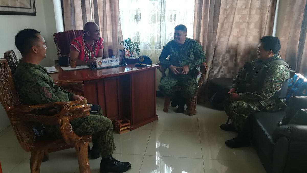 PNPMtProvPPO's tweet photo. The OIC, PCOL HOMER M PENECILLA meets the Paracelis Mayor Hon. Marcos G Ayangwa.
#TeamPMP
#WeServeAndProtect
#PNPKakampiMo
@rwinp88
@PNPChiefGamboa
@RCADDPROCOR1
@davylims
@penny_home https://t.co/T7EmraCeP7