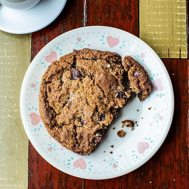 Our afternoon cookies pair well with wine. Or espresso. It’s like being a kid all over again but with a little buzz 🌤😉. 👩‍🍳 <a href="/carmenitasita/">carmenita</a> || 📷 @dandeliongatherings ift.tt/2wRVFc9