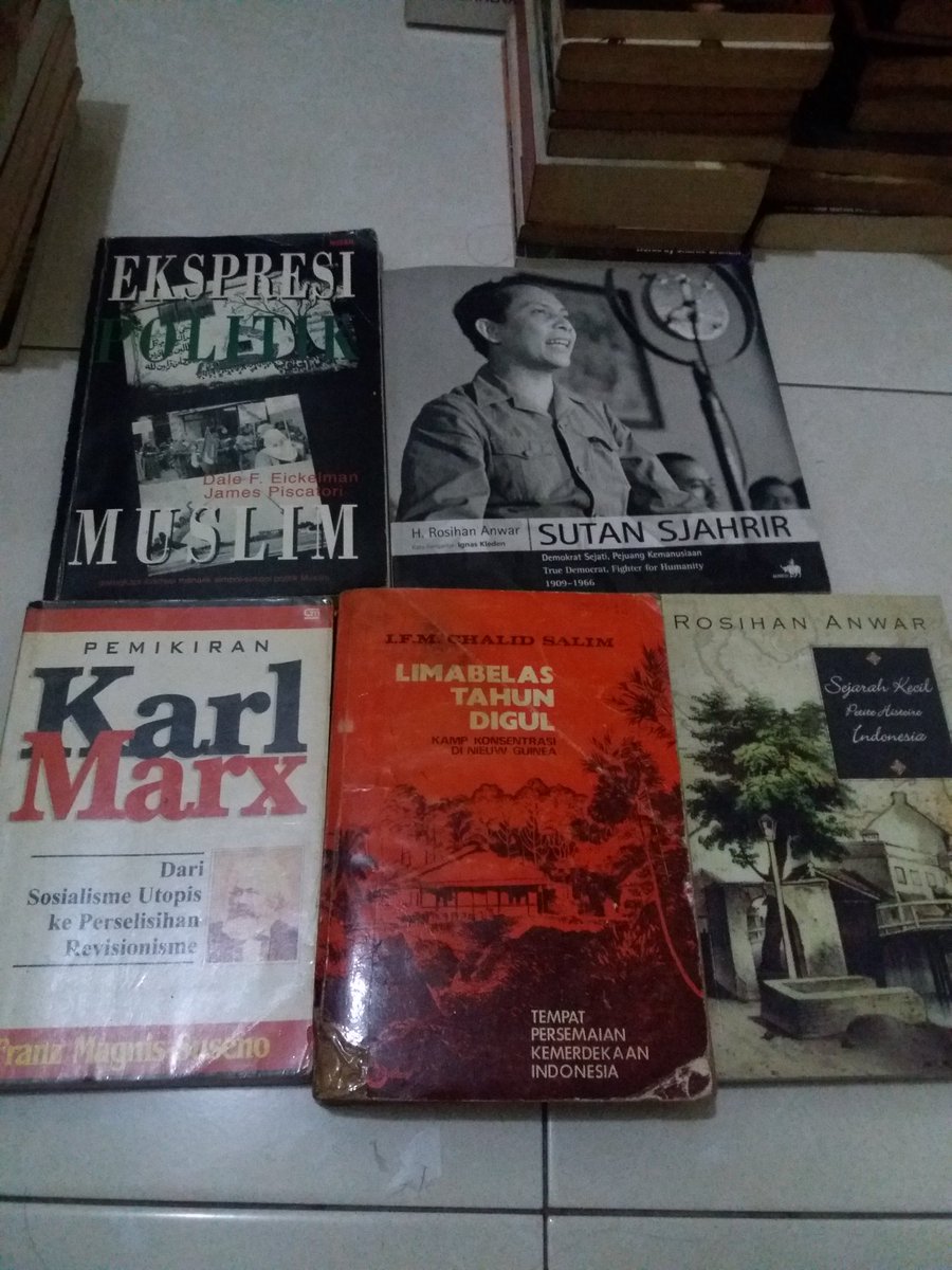OjoLindie's tweet photo. Keluar jam 7 pagi. Orderan baru dapet dua, disyukuri saja. Akhirnya Pulang ke kosan dulu, bikin kopi dan dapet ide jualin koleksi pribadi. 

Harganya ada yang 25rb. Ada yg 40rb. Pokoknya ditanya, ditawar, dijadiin ya.

Mohon bantuannya ya warga tiwtter. Makaskih 🙏 https://t.co/0QFvmQ4Kda