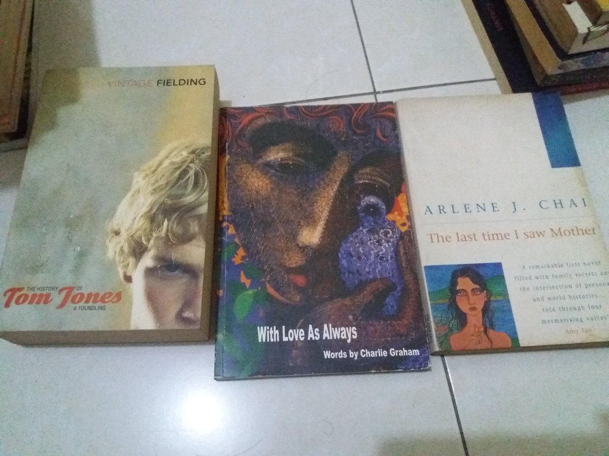OjoLindie's tweet photo. Keluar jam 7 pagi. Orderan baru dapet dua, disyukuri saja. Akhirnya Pulang ke kosan dulu, bikin kopi dan dapet ide jualin koleksi pribadi. 

Harganya ada yang 25rb. Ada yg 40rb. Pokoknya ditanya, ditawar, dijadiin ya.

Mohon bantuannya ya warga tiwtter. Makaskih 🙏 https://t.co/0QFvmQ4Kda