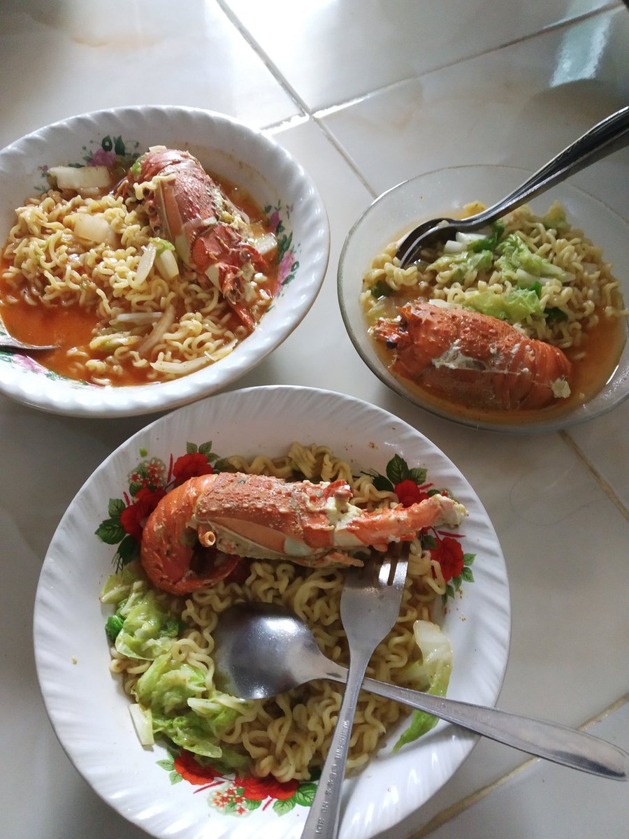 fess ⚠jaga jaga
di tempatku lg banjir seafood, lobster 40k sekilo, kepiting 5k bisa dua kilo. selamat makan siang.