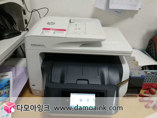 damoaink's tweet photo. #hp8720임대 설치 완료하였습니다. #HP8710복합기 와 비슷한 스펙으로 #프린터임대 시장에서 잘 자리 잡을 듯 한 좋은 기종입니다. 8710보다 내장 메모리가 256MB로 두배 향상 되었네요. 외관도 기존 HP의 블랙과 다르게 흰색으로 밝은 인테리어에도 잘 어울려 가정에도 사용하기 좋을것 같습니다. https://t.co/R80Mc1fktg