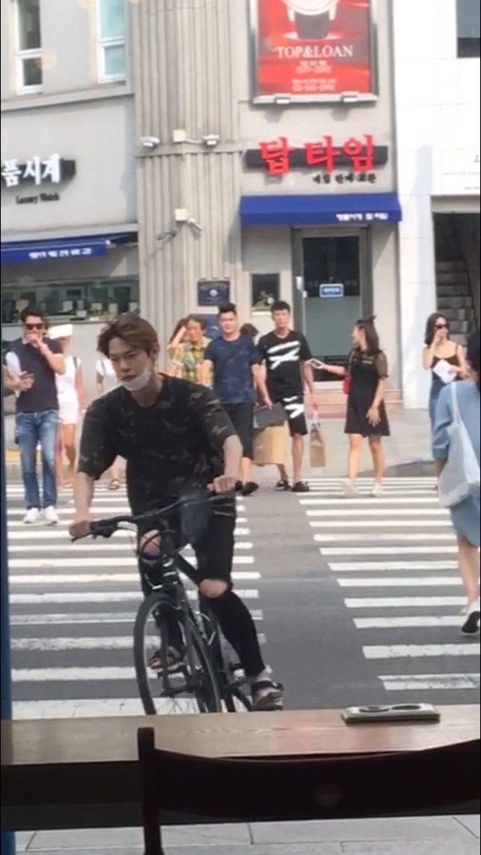 lijm__'s tweet photo. จักรยานยางแบนอ่ะ         รออยู่ตรงนั้น!!!! https://t.co/yFlqLCWkYP