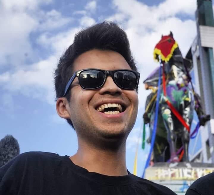 Esta sonrisa será histórica.

Esta sonrisa dice que no ganaron, que después de 5 meses no nos derrotaron.
Esta sonrisa puede derribar un régimen criminal.
.
.
.
[porfa, indíquenme el autor de la imagen]