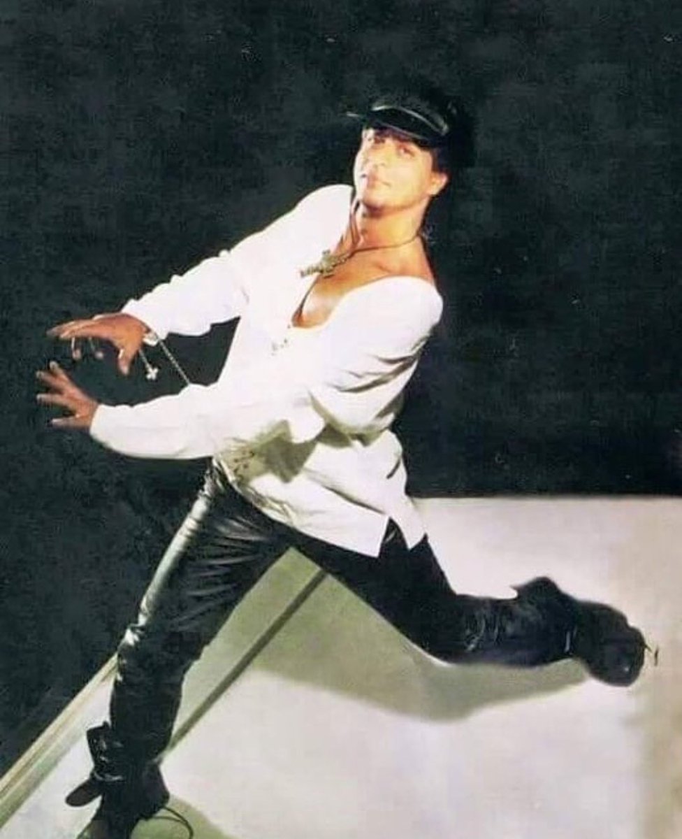 SamratSRKEdits's tweet photo. [#SRKFlashback]:- Rare Pic Of SRK On "CineBlitz" Magazine In 1996..😍

#ShahRukhKhan #Flashback #rare 

@iamsrk @RedChilliesEnt @pooja_dadlani @teamsrkfc https://t.co/WUh5bfUNM5
