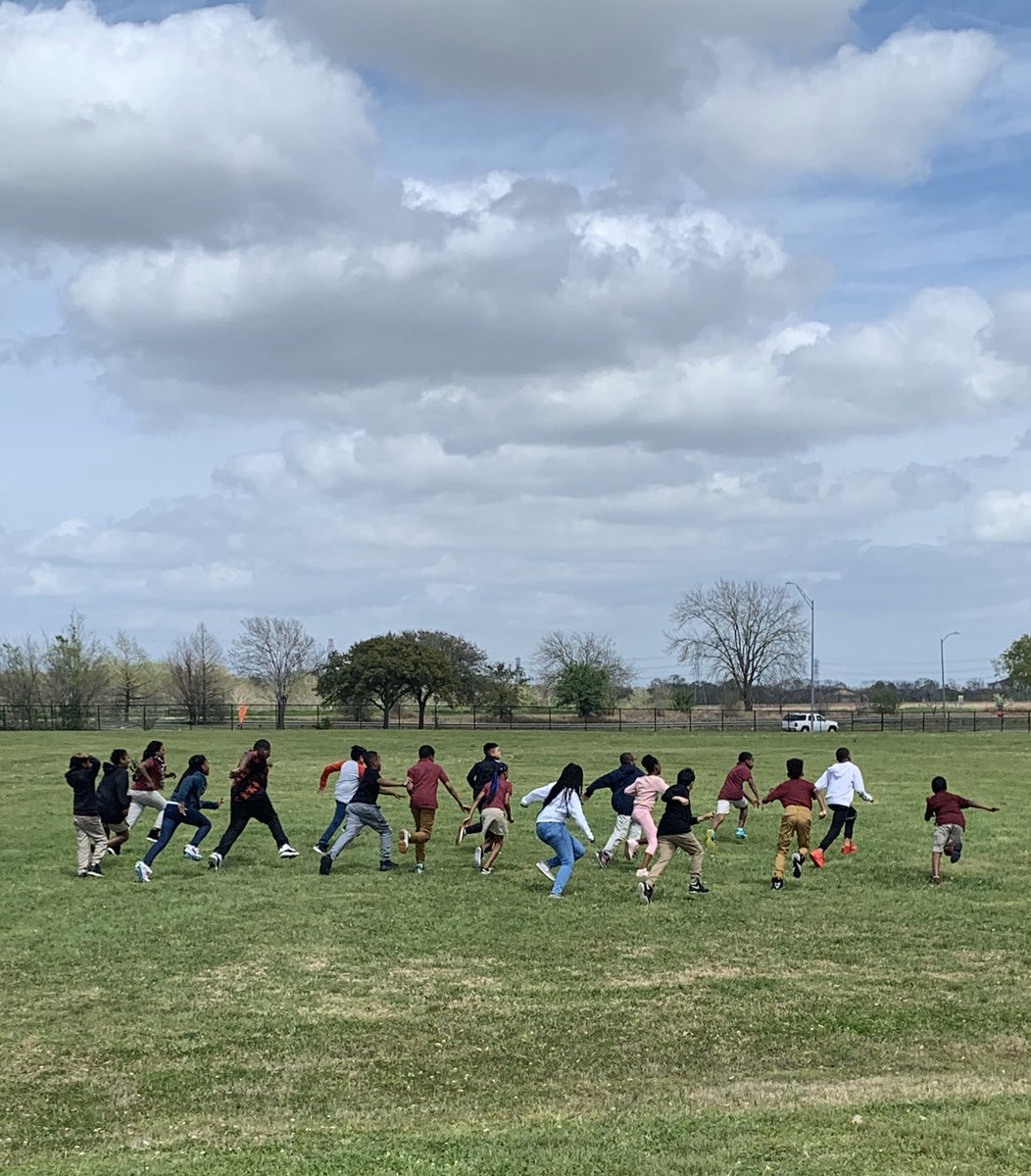 BrandonJasmine3's tweet photo. The frisbee is somewhere out there lol but look at them go‼️ I have some athletes 💪🏾 #FrisbeeToss #BartholomewBlue @WoodsonESHISD @kebecat @subr2000 https://t.co/X759o9wuWE
