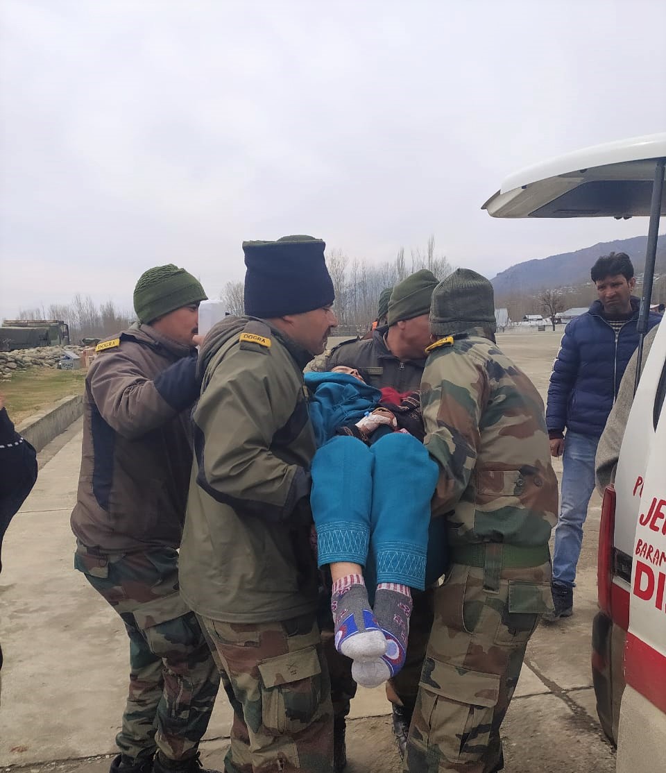 defencedefine's tweet image. आवाम के लिए सेना
स्नो लेपर्ड ब्रिगेड ने चार मरीजों को निकालने में मदद की, जिनमें एक बच्चा भी शामिल था जो गुरेज़, जम्मू कश्मीर में भारी बर्फ के कारण फंसे हुए थे। जवानों ने कीमती जान बच गई।सेना स्थानीय लोगों को सभी जोखिमों से बचाने के लिए तैयार हैं।
#SnowLeopardBrigade @adgpi