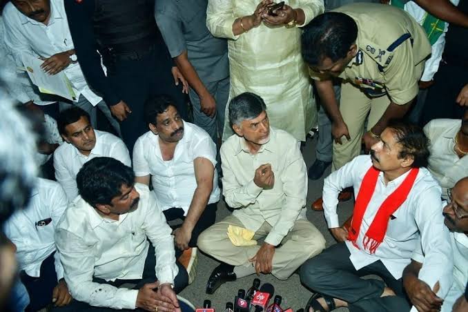 Democratic_TV's tweet photo. Former Chief Minister N. Chandrababu Naidu staged a sit-in protest in front of the #AndhraPradesh Police headquarters after the DGP refused to meet him. He went to meet the DGP to complain against the attack on TDP MLC B Venkanna and former MLA B U Rao at Macherla. https://t.co/L2J1RxRbf4
