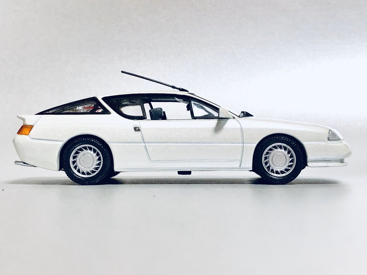 otohimegogo's tweet photo. Renault Alpine V6 Turbo
ドッカンターボのリアエンジン車と聞くだけでとても不安な気持ちになるが、わいの中では世界一カッコ良いスポーツカー。
911のライバルみたいに語られるが、多分あっちはそう思ってない。
モデルはUH製1/43。
ミニカー自体が珍しい。
#UNIVERSAL_HOBBIES https://t.co/gqVVx5oJRm