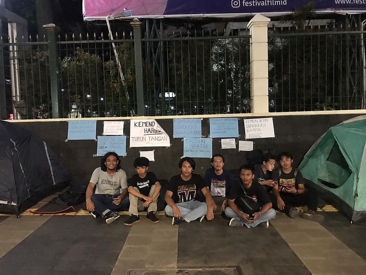 Sepuluh orang perwakilan dari 28 mahasiswa UKI Paulus Makassar korban DO sepihak, mendatangi Kementerian Pendidikan dan Kebudayaan RI. Mereka berniat mengadukan sanksi pemecatan sepihak yang dilakukan pihak Rektor UKI Paulus Makassar.