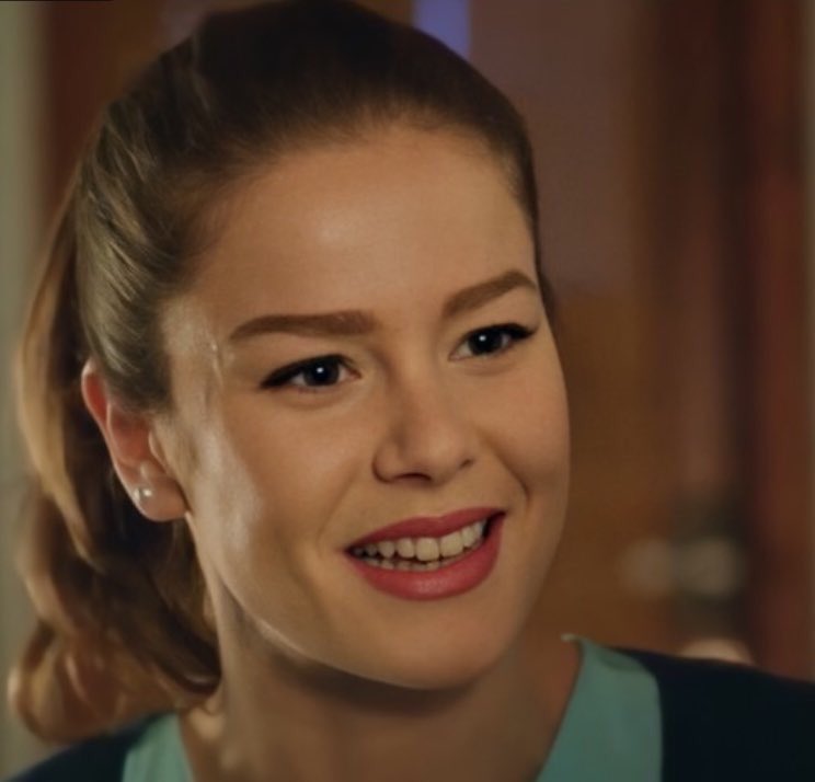 picassomavisi's tweet photo. “Aydınlık neyin oluyor senin
gökyüzü akraban filan mı?” 

💫💫💫 

‘Kübra’ || Şeref Meselesi 

#burcubiricik #serefmeselesi https://t.co/L46paHFWfz