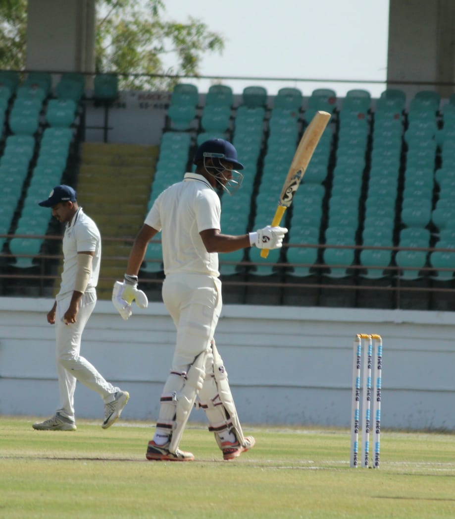 CabCricket's tweet photo. What a start to the day! 

Experienced campaigner #SudipChatterjee completes his half-century on the fourth day of #RanjiTrophyFinal to lead the chase against #Saurashtra.
#CAB
#SAUvBEN
#SupportTeamBengal https://t.co/G5n0R8pksF
