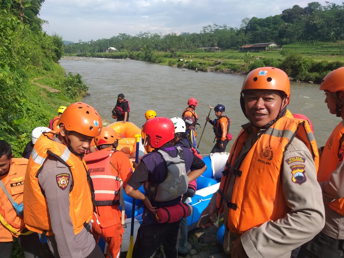 Relawan PMI Banjarnegara &amp; Team Gabungan dibawah Komando @BPBD_BNA melakukan operasi pencarian korban laka air di Sungai Serayu desa Bandingan, Sigaluh. 
Korban warga Bandingan RT 1/2 (12/4)
<a href="/palangmerah/">Indonesian Red Cross</a> <a href="/poskopmijateng/">Posko PMI Jateng</a> <a href="/PMIJawaTengah/">PMI Jawa Tengah</a> <a href="/sarwapramana/">Sarwa Pramana.</a> <a href="/bpbdjateng/">BPBD Provinsi Jawa Tengah</a> <a href="/BudhiSarwono/">Budhi Sarwono</a>