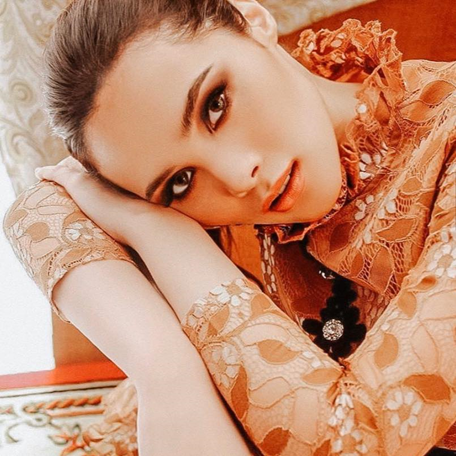 zedcanfil's tweet photo. “See, how she leans her cheek upon her hand!
O, that I were a glove upon that hand,
that I might touch that cheek!" – Shakespeare (Romeo and Juliet)
#PiCoAgainstAllOdds https://t.co/s8j8Z2JFhl