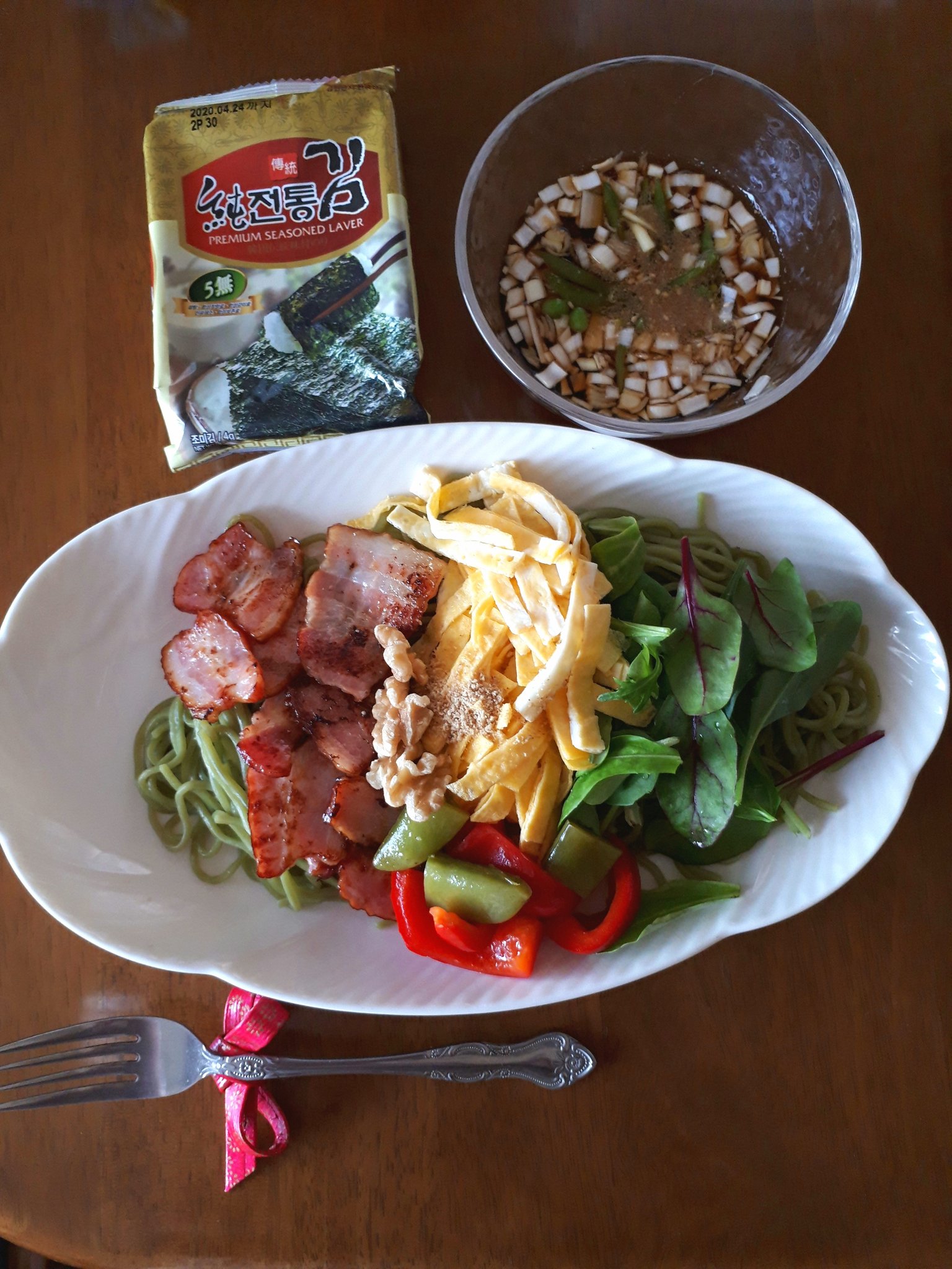 アンジー 山口県の瓦そば アレンジしてみた 美味しかった 茶そば も麺類大好き ルッコラなどベビーリーフたっぷり ベーコンの脂で麺をカリっと焼いて洋風瓦そばにしてみた 韓国のりはもみ海苔にしてパラパラと クルミ 胡麻 赤ピーマンとスナップえん アンジー 山口県の瓦そば アレンジしてみた 美味しかった 茶そば も麺類大好き ルッコラなどベビーリーフたっぷり ベーコンの脂で麺をカリっと焼いて洋風瓦そばにしてみた 韓国のりはもみ海苔にしてパラパラと クルミ 胡麻 赤ピーマンとスナップえん