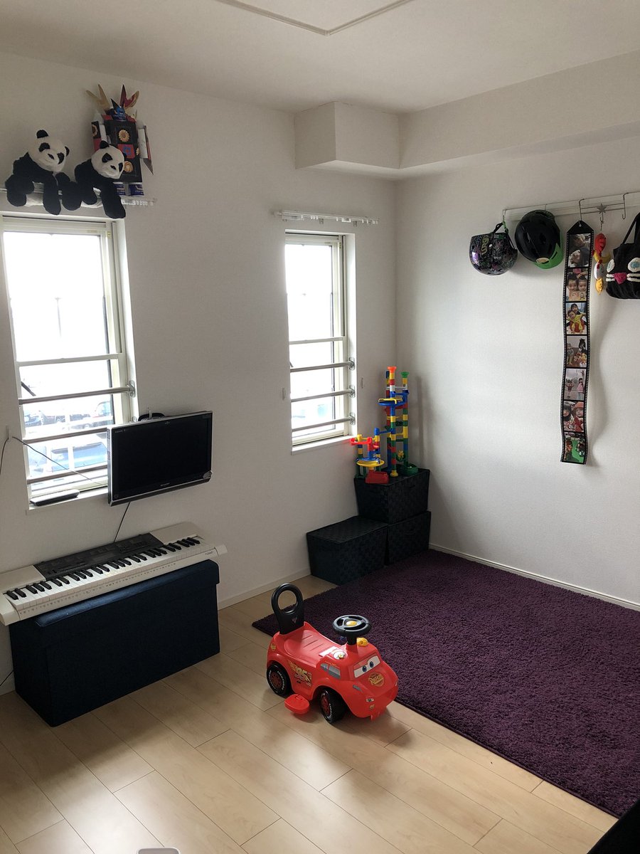 321tama55go's tweet photo. この部屋は以前
物置き部屋でした😆
つまり…
物にあふれてた😱💦

棚、机、収納ボッ��スなどを
手放し、クローゼットに入る物だけをのこしました😃

その結果スッキリしたのでプレイルームにしました😄

おもちゃはイスになるボックスに
収納しました💜 https://t.co/oiE3H2qhYT