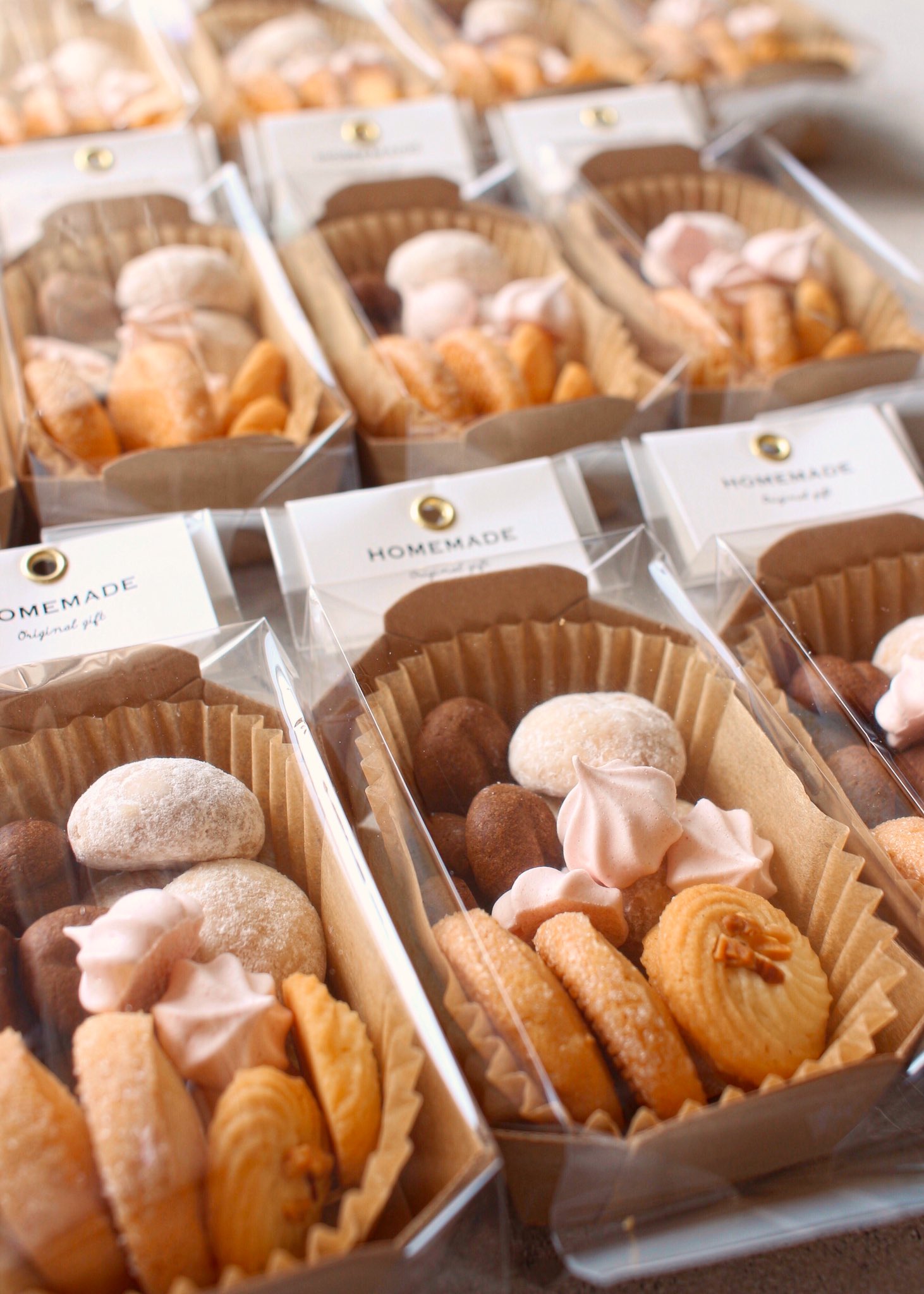 Twitter 上的 るしぃ Assorted Cookies 別店舗に異動になったので お世話になった今いる店舗のみんなにクッキー詰め合わせ ブールドネージュ ディアマン コーヒークッキー サブレヴィエノワ 苺のメレンゲクッキー ラッピングに使用した紙トレー