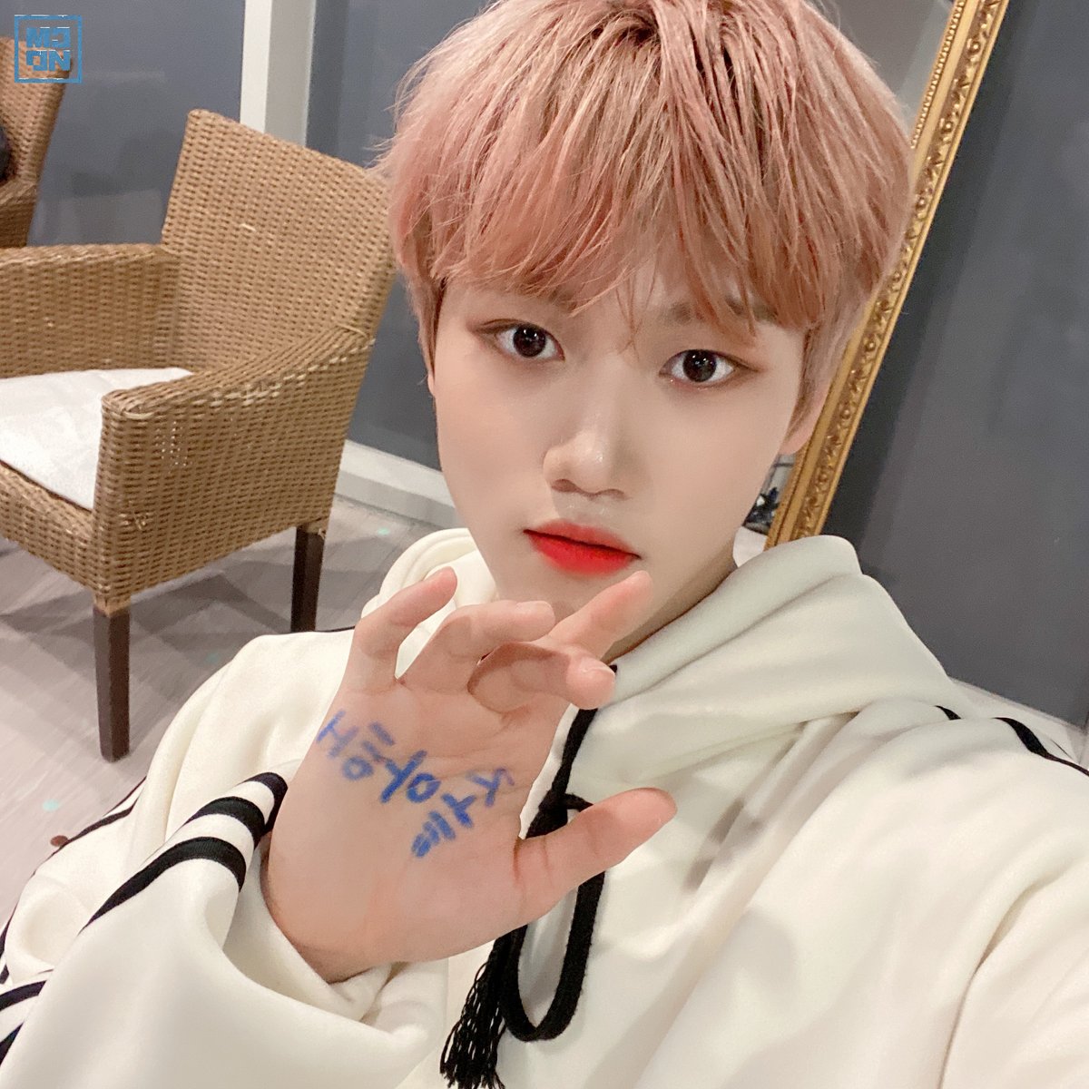 McndOfficial_'s tweet photo. #민재 의 손바닥 고백🖐❤

#MCND #MINJAE 
#into_the_ICE_AGE #ICE_AGE https://t.co/OncjdVzy9C