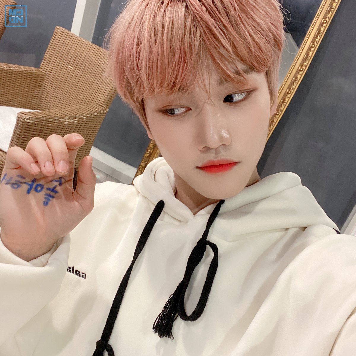 McndOfficial_'s tweet photo. #민재 의 손바닥 고백🖐❤

#MCND #MINJAE 
#into_the_ICE_AGE #ICE_AGE https://t.co/OncjdVzy9C