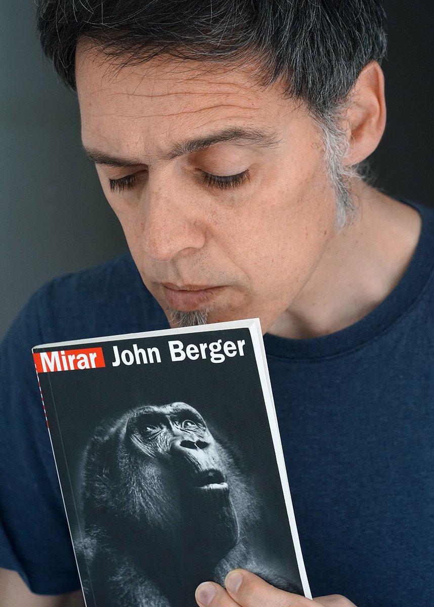 Berger enseñó a mirar a más de una generación de fotógrafos y cineastas, entre los cuales me incluyo. Mientras tanto, paradojas de la vida, regalaba su cámara de fotos tras constatar que al hacer una fotografía dejas de mirar... Algo de esta idea sobrevuela mi primera novela.