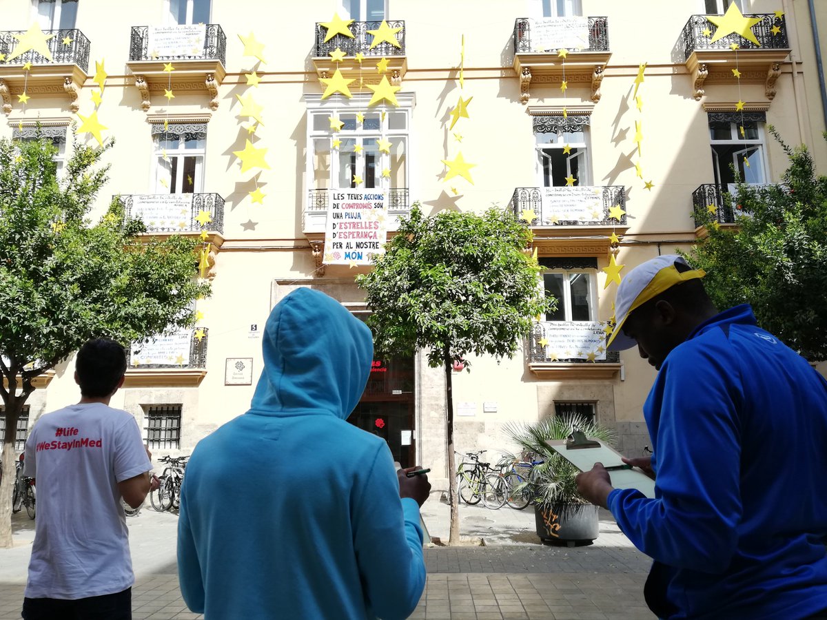 IsaMartinez53's tweet photo. Actividad #AreaInclusion mirando la fachada de @ValenciaCaritas dibujando y reflexionando sobre las estrellas de esperanza para nuestro mundo https://t.co/Wc2stIQW6B
