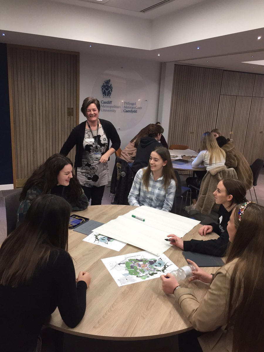 CardiffMetTHE's tweet photo. Potential students getting stuck into group work on a @GlastonburyFest case study. Great way to get to know each other and learn more about our courses. #wearecardiffmet #cardiffmet #applicantday #studyincardiff https://t.co/rabsoOxb3g
