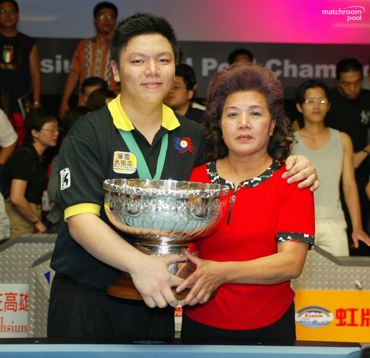 WorldPoolChamp's tweet image. #TBT to 2005 and a baby faced Jiaqing Wu who lifted the #WorldPoolChampionship title at just 16 years old!

Wu beat Po-Cheng Kuo 17-16 in an absolute thriller in Taipei 👏