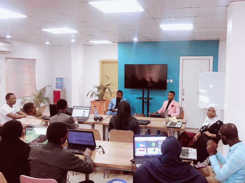 DhubProject's tweet photo. We are glad that our sessions keep getting the better! We are positioning our business/data analyst trainees abreast of growth and trends in several industries.

We had the pleasure of hosting @AyoolaFemiA  Manager, Pharma and Special Cargo, NAHCO Aviance https://t.co/WSBkgDvMOA