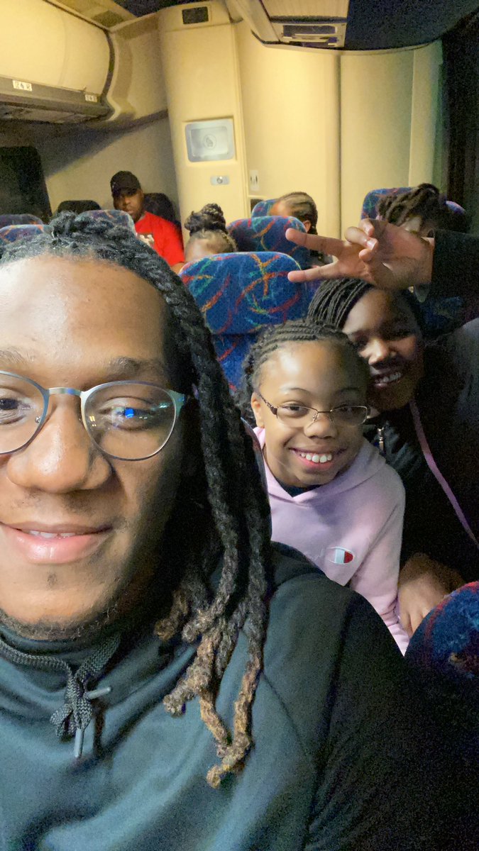 Sneakerdad803's tweet photo. Bus filled with 5th graders #helpmelawd https://t.co/88VozuobQo