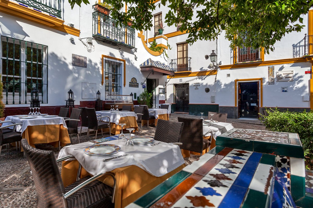 CityExpert_'s tweet photo. Uno de los lugares más auténticos en #Sevilla es el barrio de #SantaCruz. En sus estrechas calles encontrarás muchos bares donde #tapear. 🍽🍻 ¿Quién de vosotros ha visitado esta mágica ciudad? 👆🏼🧡 https://t.co/MMkdSRM6zn https://t.co/PKlifxOtYk