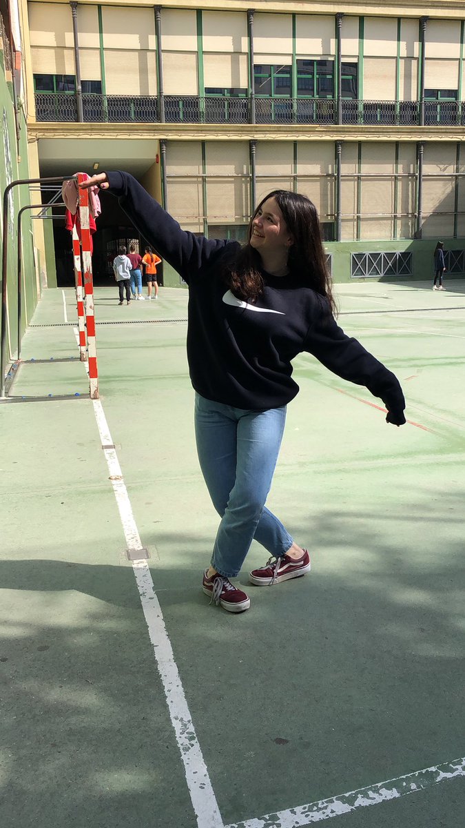 BallEf4e's tweet photo. El ball ens ajuda a expressar-nos, relaxar-nos i coneixer-nos !!
#siguestumteix #ballaresvida #gaudim #viscaladansa #moviment https://t.co/ipBIjZ492c