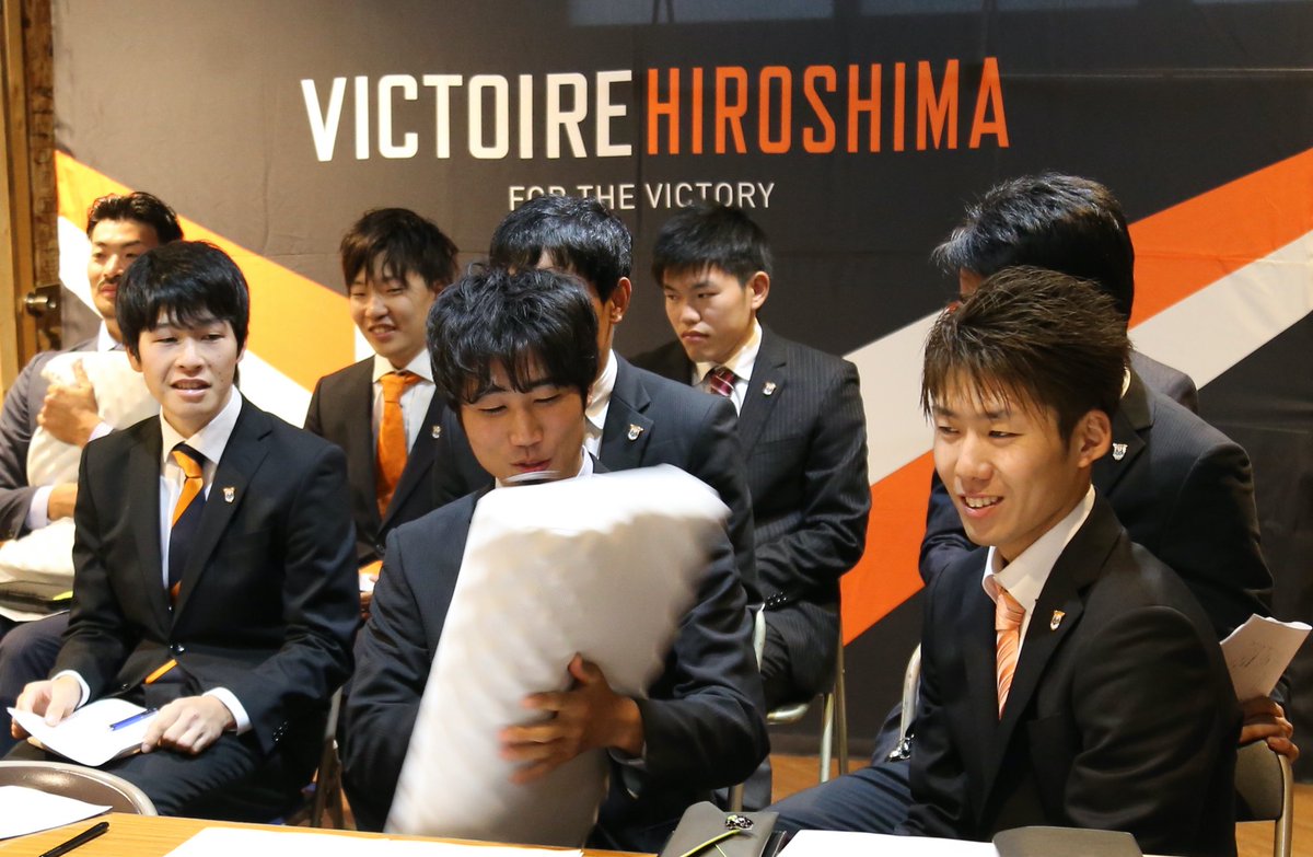 Victoire_info's tweet photo. 【眠りを支える39デザインマットレス＆ピロー】
今季から、チームは39Design(サンキューデザイン)よりマットレスとピロー（枕）をご提供いただき、眠りをサポートしていただいています。使い始めてさっそく腰痛が改善されるなど、選手たちもその効果を実感しているようです。
https://t.co/fFc27hJOiP https://t.co/K0bOyxrGOv