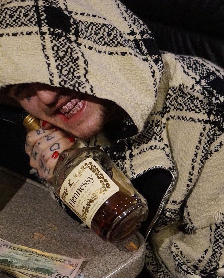 lmapunkstar's tweet photo. lookin at my teeth like you never seen a gold tooth https://t.co/y0OLCNE5oS