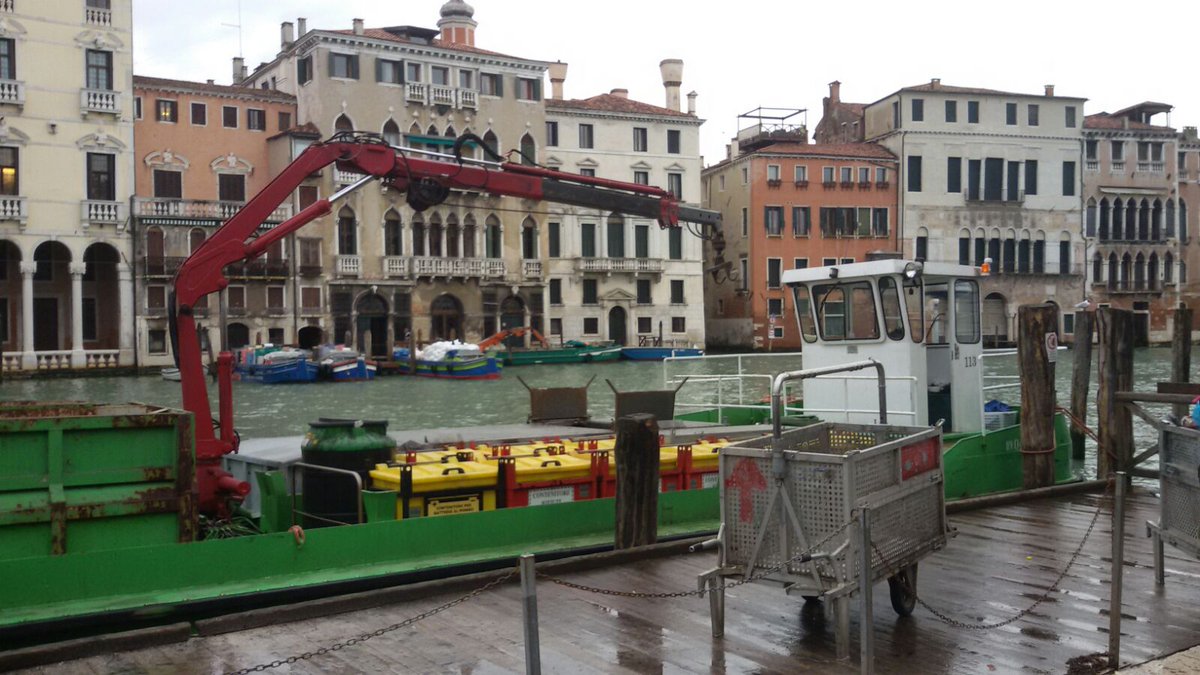 comunevenezia's tweet image. 🔸 #Ecocentri 🔸

Dal 13 marzo al 4 aprile chiusi ecocentri ed ecomobili del territorio

⛔ "Misura necessaria per l'eccessivo afflusso di persone nelle strutture registrato in questi giorni"

📢 @GruppoVeritas si appella al senso civico dei cittadini

🔍 v41.it/Lrbu