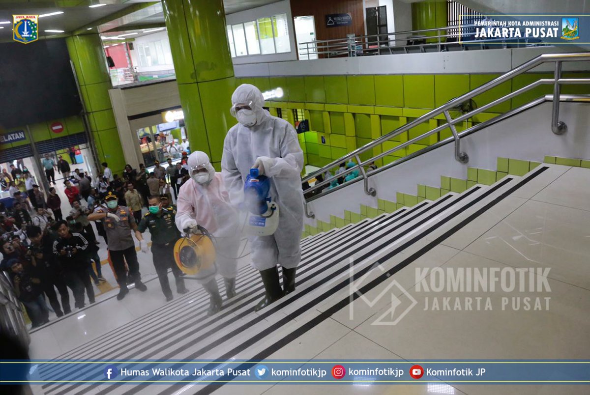 kotajakpus's tweet photo. Disinfektan Untuk Stasiun Gambir

Wali Kota Jakarta Pusat, Bayu Meghantara mendampingi Menteri BUMN, @erickthohir mengunjungi Stasiun Gambir dalam rangka memastikan kesiapan stasiun kereta api menghadapi penyebaran virus corona (Covid-19), Kamis (12/3). https://t.co/eCkpimuJDG