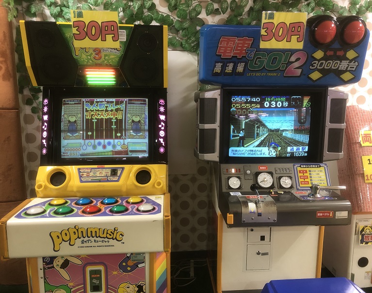 プレビ 四日市 新 マシン導入のご案内 懐かしいゲームが遊びやすいお値段で ポップンミュージック3 1999年 電車で Go 2 高速編 3000番台 1998年 この2機種が なんと1プレイ30円で登場 是非この機会にご利用ください 内部設定などは今後変更の可能