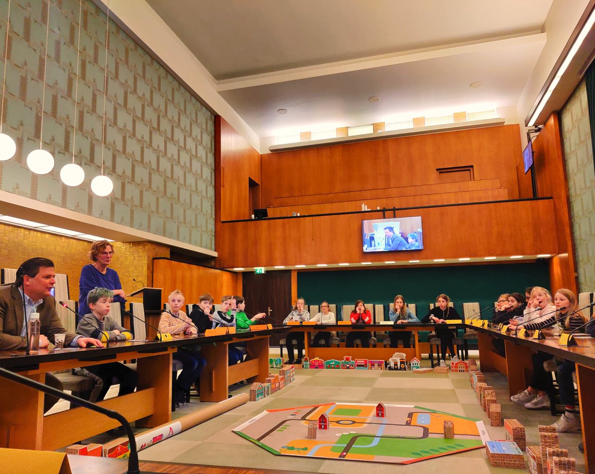 Voor ze hun eigen stad gaan inrichten nog even de wethouder <a href="/FlorisVoorink/">Floris Voorink</a> het hemd van het lijf vragen! De twee groepen 8 van de <a href="/lorentzschool/">lorentzschool</a> zijn vandaag 2 x te gast bij onze <a href="/GemeenteHsum/">Gemeente Hilversum</a> om het spel #democracity te spelen <a href="/ProDemos/">ProDemos - Huis voor democratie en rechtsstaat</a>  #basisschool #spelendleren <a href="/RaadHilversum/">RaadHilversum</a>