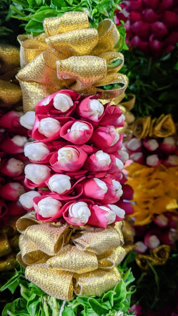 HiHyderabad's tweet photo. The Art Of Flowers! 

#Hyderabad #Flowers #Market #StreetPhotography @TSVendors https://t.co/yeRfM5n1zP